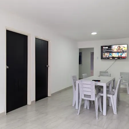Amplia Casa De 5 Dormitorios Con Garaje Y Cocinas Dobles